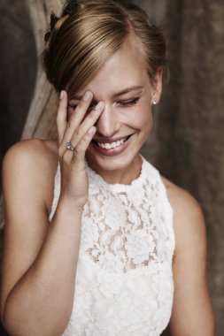 Gelinlik giymiş gelin