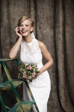 Neşeli gelin çiçekleri ile