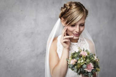 Düşünceli ve güzel gelini