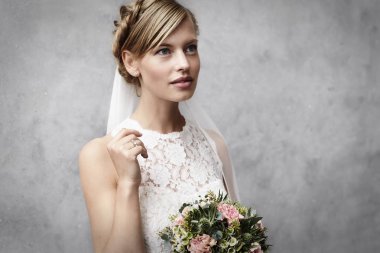 Düşünceli gelin çiçekleri ile 