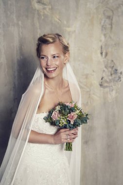 Gülümseyen ve güzel gelini