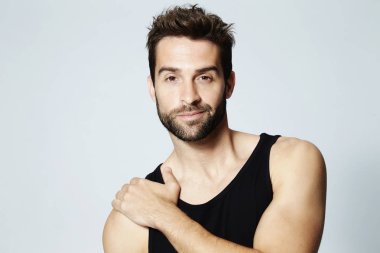 Yakışıklı sakallı adam. 