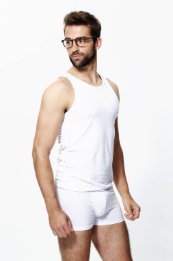 Yakışıklı adam şortla poz 