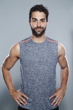 Atletik yakışıklı adam