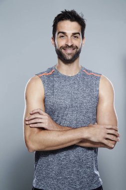 Gülümseyen atletik adam