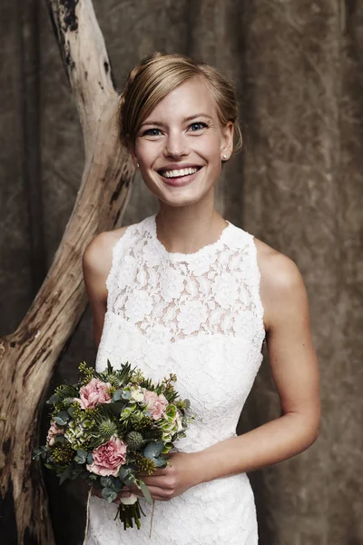 Красива наречена посміхається — стокове фото