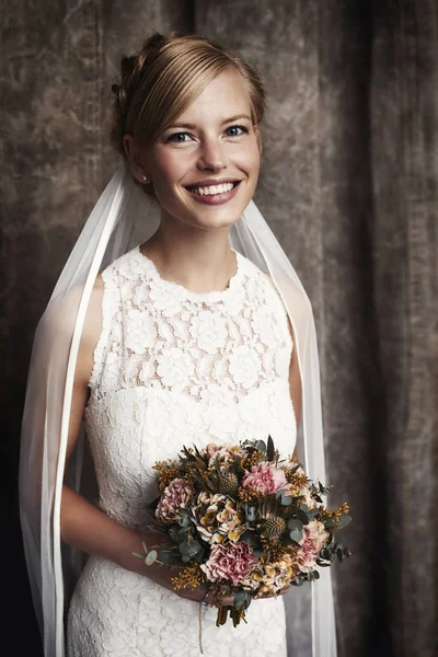 Великолепная голубоглазуя невеста — стоковое фото