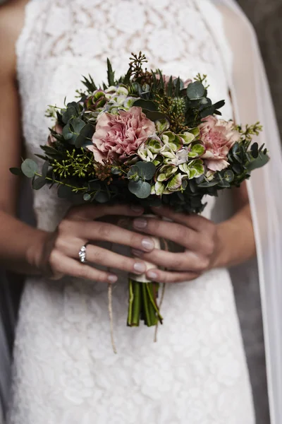 Bride holding bouquet of flowers — Stock Photo, Image