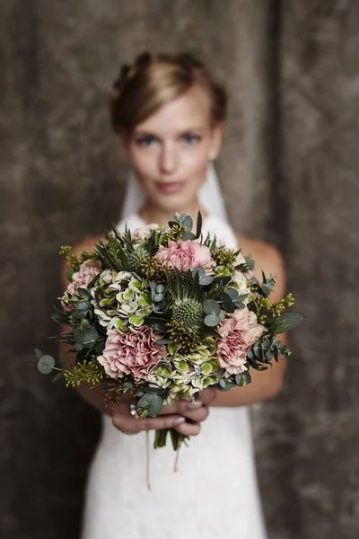 Bride holding wedding bouquet — Stock Photo, Image