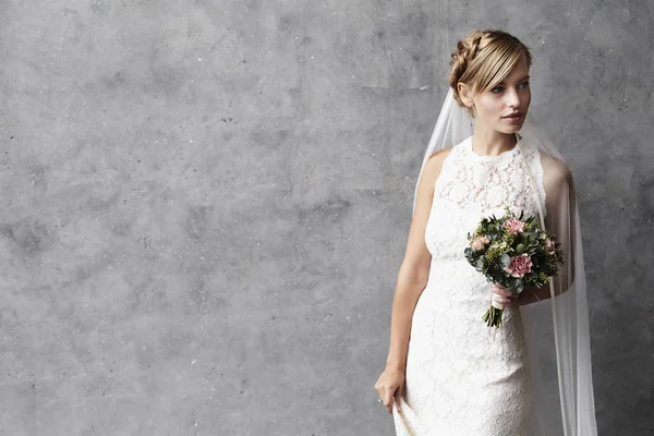 Beautiful bride with flowers — Stock Photo, Image