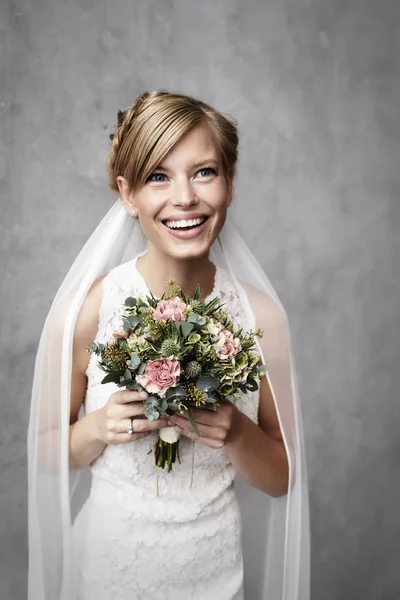 Щаслива наречена у весільній сукні — стокове фото