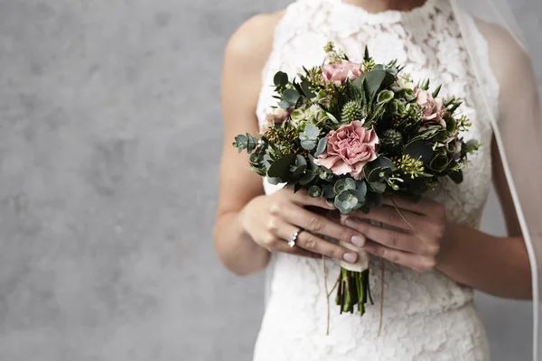 Bride holding flowers — Stock Photo, Image