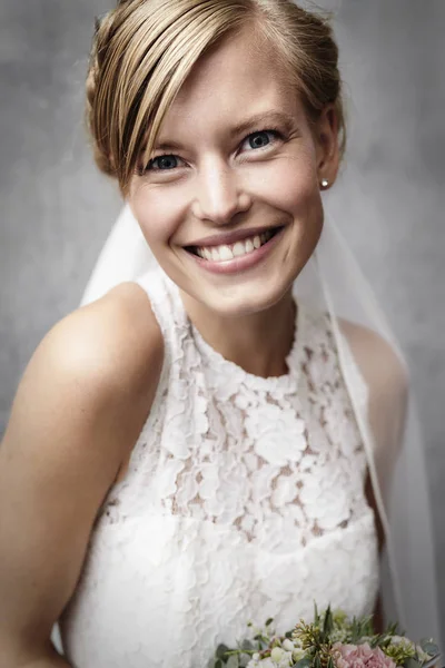 Усміхнена наречена в білому — стокове фото