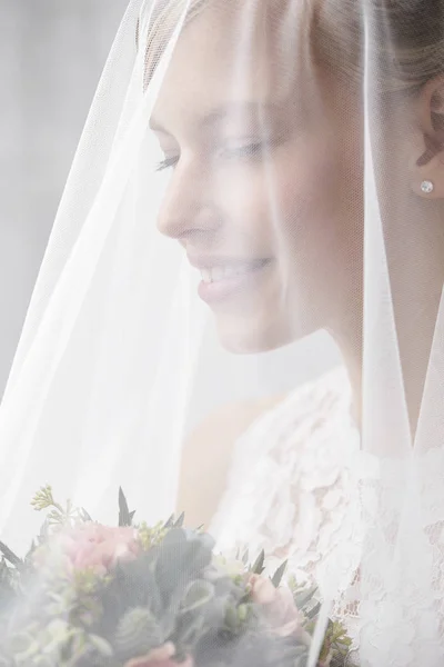Усміхнена наречена за завісою — стокове фото