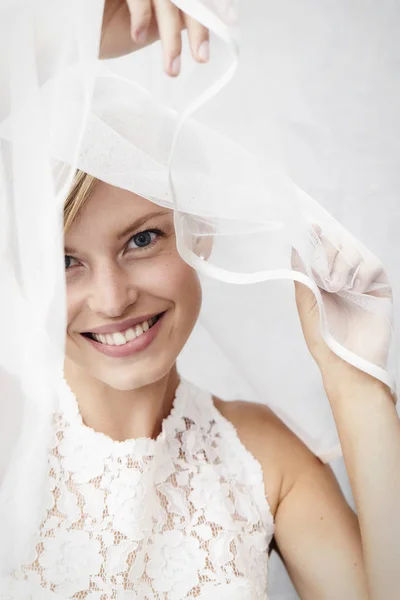 Bella sposa sotto il velo — Foto Stock