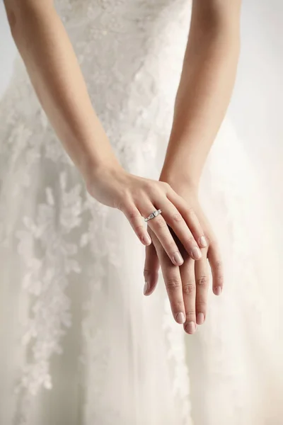 Wedding ring on newlywed — Stock Photo, Image