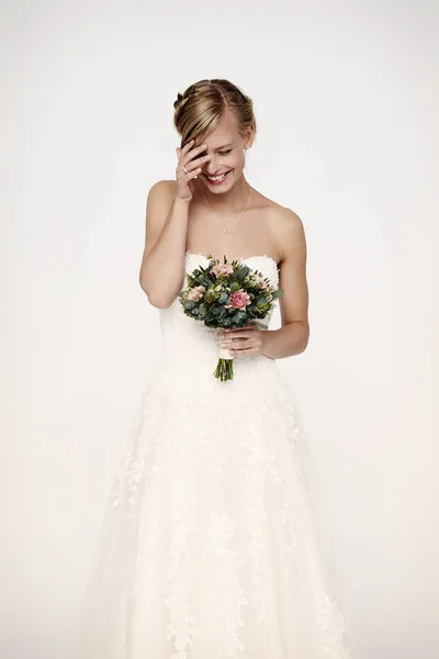 Sposa ridente con fiori — Foto Stock