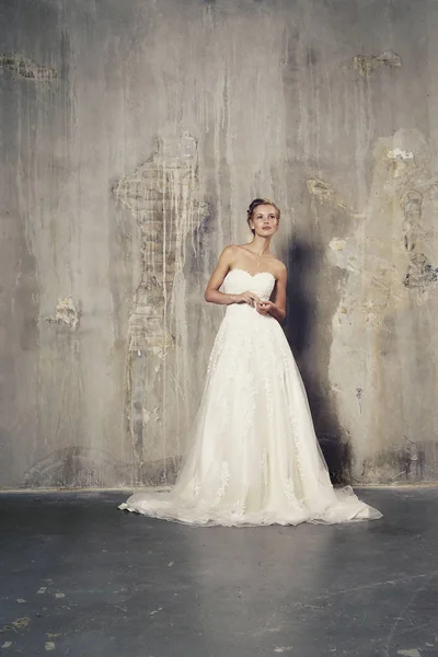 Beautiful bride in wedding dress — Stock Photo, Image