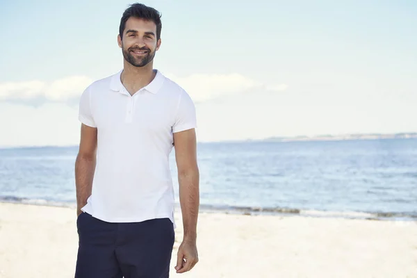 Casual guy on beach — Stock Photo, Image