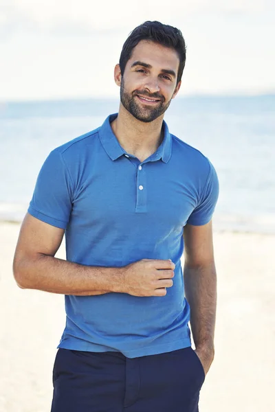Yakışıklı bir adam sahilde — Stok fotoğraf
