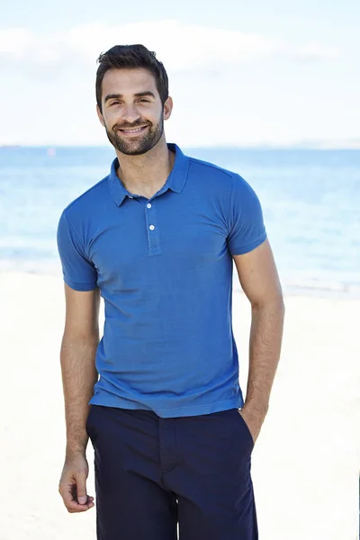 Homem feliz na praia — Fotografia de Stock