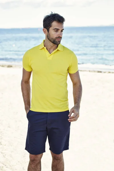 Sarı gömlekli adam — Stok fotoğraf