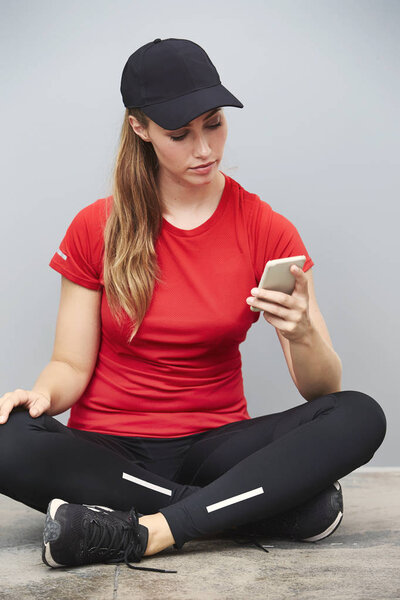 Athlete reading text on Smartphone