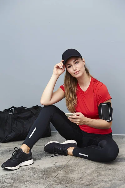 Atletische vrouw met smartphone — Stockfoto