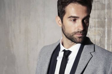 Yakışıklı sakallı adam. 