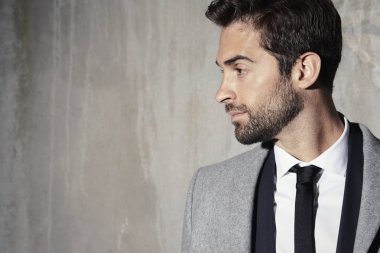 Yakışıklı sakallı adam. 