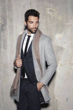 akıllıca giyimli adam 