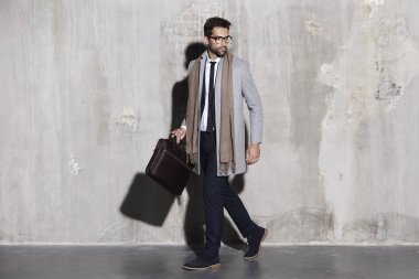 İş adamı çantayla yürüyor.  