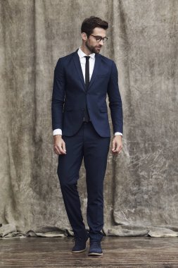 Takım elbiseli keskin giyimli adam