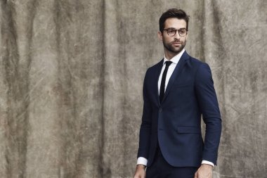 Uygun gözlük erkekte