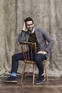 Sandalyede oturan mutlu adam.