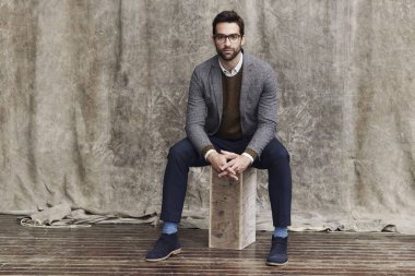 Kutu üzerinde oturan adam