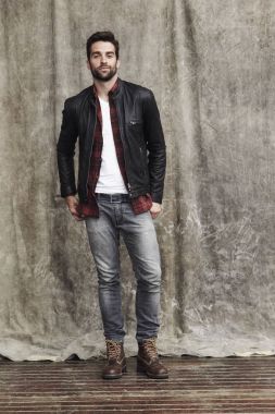 Yakışıklı sakallı adam.   