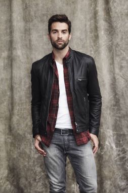 Yakışıklı sakallı adam.   