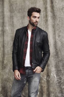 Yakışıklı sakallı adam.  