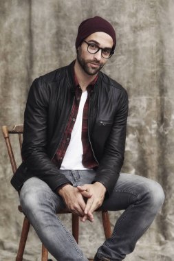 Gözlük yakışıklı sakallı adam