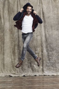 Mutlu yakışıklı atlama