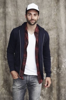 Şapkalı yakışıklı adam 