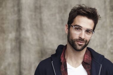 Sakallı adam gözlük ve hoodie 