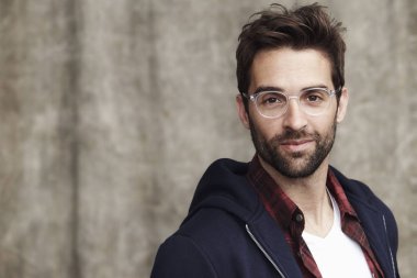 Sakallı adam gözlük ve hoodie 