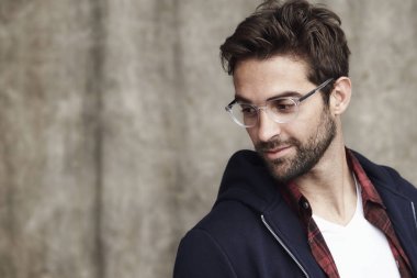 Sakallı adam gözlük ve hoodie