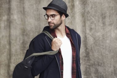 Sakallı adam çanta ile şapkalı