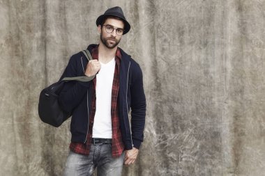 Çanta şapkalı adamla