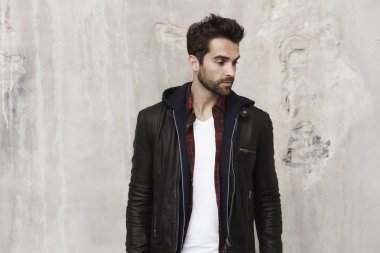 yakışıklı erkek deri ceket