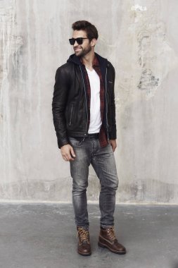 Deri ceketli sakallı adamı 