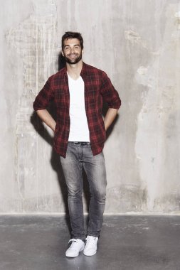 Kareli gömlekli yakışıklı adam  